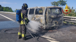 Civitanova Marche - Van in fiamme sull’A14: tratto chiuso al traffico